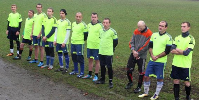 Холодна погода та дощ не зупинив благодійний футбол на Рівненщині (ФОТО, ВІДЕО)